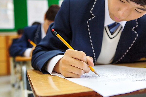 포토 JPG 학생 남자 교실 학교 청소년 고등학생 실내 들기 사람 앉기 동양인 여러명 상반신 아웃포커스 10대 연필 시험 한국인 시험지 남자만 십대만 십대남자만 국내포토 교육 다수 모션 학용품 촬영기법 인종 내부 필기구 파일형식