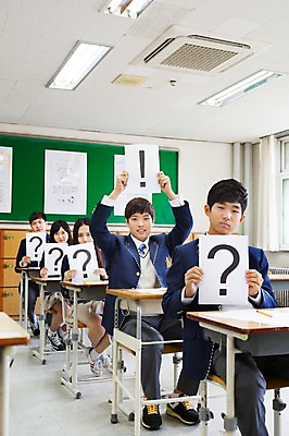 포토 JPG 전신 학생 여학생 여자 남자 교복 남학생 교실 학교 청소년 고등학생 실내 들기 사람 앉기 동양인 여러명 상반신 10대 한국인 물음표 느낌표 십대만 국내포토 기호 옷 교육 다수 모션 인종 내부 파일형식