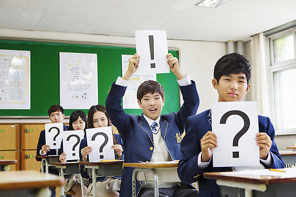 포토 JPG 학생 여학생 여자 남자 교복 남학생 교실 학교 청소년 고등학생 실내 들기 사람 앉기 동양인 여러명 상반신 10대 한국인 물음표 느낌표 십대만 국내포토 기호 옷 교육 다수 모션 인종 내부 파일형식