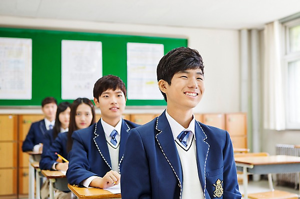 포토 JPG 학생 여학생 여자 남자 교복 남학생 교실 학교 청소년 고등학생 수업 실내 웃음 사람 앉기 동양인 여러명 상반신 10대 한국인 십대만 국내포토 옷 교육 다수 모션 표정 인종 내부 파일형식