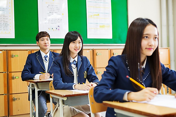 포토 JPG 학생 여학생 여자 남자 교복 남학생 교실 학교 청소년 고등학생 수업 실내 웃음 사람 앉기 동양인 상반신 10대 세명 한국인 십대만 국내포토 옷 교육 모션 표정 인종 내부 파일형식