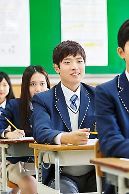 포토 JPG 학생 여학생 여자 남자 남학생 교실 학교 청소년 고등학생 수업 실내 웃음 사람 앉기 동양인 여러명 상반신 10대 한국인 십대만 국내포토 교육 다수 모션 표정 인종 내부 파일형식
