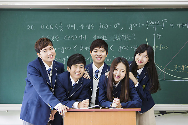 포토 JPG 학생 여학생 여자 남자 교복 남학생 교실 학교 청소년 고등학생 실내 서기 웃음 사람 동양인 여러명 상반신 앞모습 10대 친구 칠판 한국인 단상 십대만 국내포토 옷 교육 뷰포인트 다수 관계 모션 표정 인종 내부 파일형식