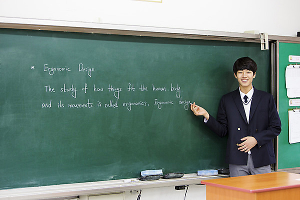 포토 JPG 학생 남자 교복 남학생 교실 학교 청소년 고등학생 수업 실내 한명 서기 웃음 들기 사람 동양인 상반신 앞모습 10대 칠판 한국인 발표 분필 단상 남자만 남자한명만 십대만 십대남자만 십대남자한명만 국내포토 1 옷 교육 뷰포인트 모션 표정 인종 내부 초크 파일형식