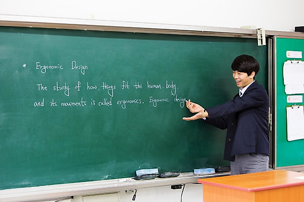 포토 JPG 학생 남자 교복 남학생 교실 학교 청소년 고등학생 수업 실내 한명 서기 웃음 들기 사람 동양인 손짓 상반신 10대 칠판 한국인 발표 분필 단상 남자만 남자한명만 십대만 십대남자만 십대남자한명만 국내포토 1 옷 교육 모션 표정 인종 내부 초크 파일형식