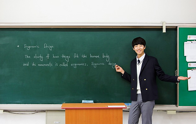 포토 JPG 학생 남자 교복 남학생 교실 학교 청소년 고등학생 수업 실내 한명 서기 웃음 들기 사람 동양인 손짓 상반신 10대 칠판 한국인 발표 분필 단상 남자만 남자한명만 십대만 십대남자만 십대남자한명만 국내포토 1 옷 교육 모션 표정 인종 내부 초크 파일형식