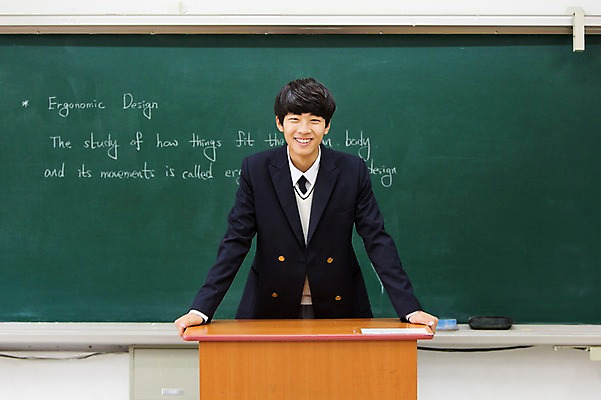 포토 JPG 학생 남자 교복 남학생 교실 학교 청소년 고등학생 수업 실내 한명 서기 웃음 사람 동양인 상반신 앞모습 10대 칠판 한국인 발표 단상 남자만 남자한명만 십대만 십대남자만 십대남자한명만 국내포토 1 옷 교육 뷰포인트 모션 표정 인종 내부 파일형식