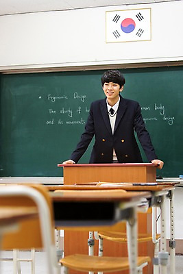 포토 JPG 학생 남자 교복 남학생 교실 학교 청소년 고등학생 수업 실내 한명 서기 웃음 사람 동양인 상반신 10대 칠판 한국인 발표 단상 남자만 남자한명만 십대만 십대남자만 십대남자한명만 국내포토 1 옷 교육 모션 표정 인종 내부 파일형식