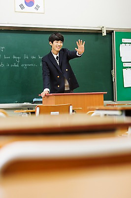 포토 JPG 학생 남자 교복 남학생 교실 학교 청소년 고등학생 수업 실내 한명 서기 웃음 사람 동양인 손짓 상반신 10대 칠판 한국인 발표 단상 남자만 남자한명만 십대만 십대남자만 십대남자한명만 국내포토 1 옷 교육 모션 표정 인종 내부 파일형식