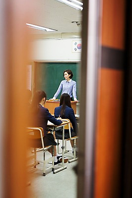 포토 JPG 학생 여학생 여자 교실 학교 고등학생 수업 실내 사람 성인 세명 교사 한국인 여자만 국내포토 직업 교육 청소년 동양인 내부 파일형식