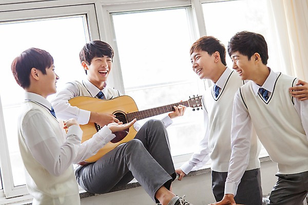 포토 JPG 주간 학생 남자 교복 남학생 연주 교실 학교 청소년 고등학생 함께함 실내 서기 웃음 사람 앉기 동양인 여러명 상반신 10대 친구 한국인 기타 남자만 십대만 십대남자만 국내포토 자연요소 옷 교육 음악 다수 컨셉 관계 모션 현악기 표정 인종 내부 파일형식