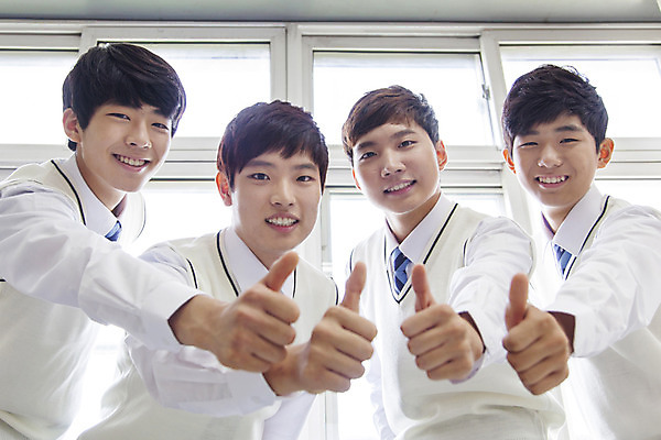 포토 JPG 주간 학생 남자 교복 남학생 교실 학교 모션 청소년 고등학생 실내 웃음 사람 동양인 손짓 여러명 상반신 10대 친구 한국인 엄지손가락 최고 남자만 십대만 십대남자만 국내포토 자연요소 옷 교육 다수 손가락 관계 표정 인종 내부 파일형식