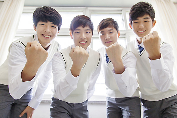 포토 JPG 주간 학생 남자 교복 남학생 교실 학교 모션 청소년 고등학생 실내 웃음 사람 동양인 손짓 여러명 상반신 앞모습 10대 친구 파이팅 주먹 한국인 남자만 십대만 십대남자만 국내포토 자연요소 옷 교육 뷰포인트 다수 관계 표정 인종 내부 파일형식