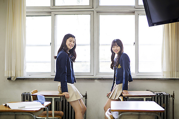 포토 JPG 주간 학생 여학생 여자 교복 교실 학교 청소년 고등학생 함께함 실내 대화 웃음 사람 앉기 동양인 상반신 두명 옆모습 10대 친구 한국인 여자만 십대만 십대여자만 국내포토 자연요소 옷 교육 뷰포인트 컨셉 관계 모션 표정 말하기 인종 내부 파일형식
