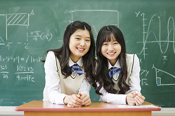 포토 JPG 학생 여학생 여자 교복 교실 학교 청소년 고등학생 함께함 실내 웃음 사람 동양인 상반신 두명 앞모습 10대 친구 칠판 한국인 단상 여자만 십대만 십대여자만 국내포토 옷 교육 뷰포인트 컨셉 관계 표정 인종 내부 파일형식