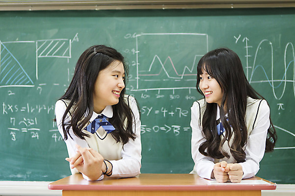 포토 JPG 학생 여학생 여자 교복 교실 학교 청소년 고등학생 함께함 실내 웃음 사람 동양인 상반신 두명 앞모습 10대 친구 마주보기 칠판 한국인 단상 여자만 십대만 십대여자만 국내포토 옷 교육 뷰포인트 컨셉 관계 모션 표정 인종 내부 파일형식