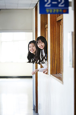 포토 JPG 주간 학생 여학생 여자 창문 학교 청소년 고등학생 함께함 실내 웃음 사람 동양인 상반신 두명 10대 친구 한국인 복도 여자만 십대만 십대여자만 국내포토 자연요소 교육 컨셉 관계 표정 인종 내부 파일형식