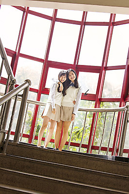 포토 JPG 주간 학생 여학생 여자 교복 학교 청소년 고등학생 어깨동무 함께함 실내 서기 웃음 사람 동양인 두명 10대 친구 계단 한국인 여자만 십대만 십대여자만 국내포토 자연요소 옷 교육 포즈 컨셉 관계 모션 표정 인종 내부 파일형식