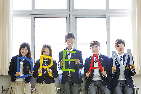 포토 JPG 주간 학생 알파벳 여학생 여자 남자 교복 남학생 교실 학교 청소년 고등학생 실내 웃음 들기 사람 동양인 여러명 상반신 앞모습 10대 단어 꿈 한국인 십대만 국내포토 자연요소 문자 영어 옷 교육 뷰포인트 다수 모션 표정 인종 내부 파일형식