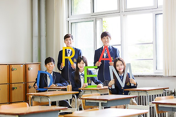 포토 JPG 주간 학생 알파벳 여학생 여자 남자 교복 남학생 교실 학교 청소년 고등학생 실내 서기 웃음 들기 사람 앉기 동양인 여러명 상반신 앞모습 10대 단어 꿈 한국인 십대만 국내포토 자연요소 문자 영어 옷 교육 뷰포인트 다수 모션 표정 인종 내부 파일형식