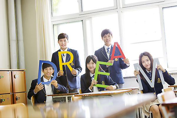 포토 JPG 주간 학생 알파벳 여학생 여자 남자 교복 남학생 교실 학교 청소년 고등학생 실내 서기 웃음 들기 사람 앉기 동양인 여러명 상반신 앞모습 10대 단어 꿈 한국인 십대만 국내포토 자연요소 문자 영어 옷 교육 뷰포인트 다수 모션 표정 인종 내부 파일형식