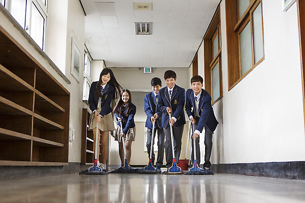 포토 JPG 주간 학생 여학생 여자 남자 교복 남학생 학교 청소년 고등학생 함께함 실내 서기 웃음 사람 동양인 여러명 앞모습 10대 한국인 복도 청소 대걸레 십대만 국내포토 자연요소 옷 교육 뷰포인트 다수 컨셉 모션 표정 인종 내부 청소도구 파일형식