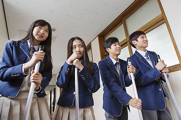 포토 JPG 주간 학생 여학생 여자 남자 교복 남학생 학교 청소년 고등학생 함께함 실내 서기 웃음 사람 동양인 여러명 상반신 10대 한국인 복도 청소 십대만 국내포토 자연요소 옷 교육 다수 컨셉 모션 표정 인종 내부 파일형식