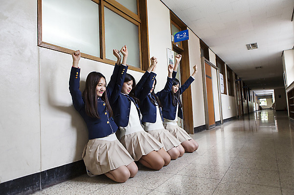 포토 JPG 주간 학생 여학생 여자 교복 학교 청소년 고등학생 함께함 실내 사람 동양인 여러명 상반신 10대 친구 손들기 한국인 복도 무릎꿇기 벌서기 여자만 십대만 십대여자만 국내포토 자연요소 옷 교육 다수 컨셉 관계 모션 인종 내부 체벌 파일형식