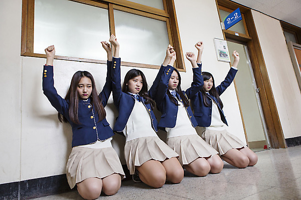 포토 JPG 주간 학생 여학생 여자 교복 학교 청소년 고등학생 함께함 실내 사람 동양인 여러명 상반신 10대 친구 손들기 한국인 복도 무릎꿇기 벌서기 여자만 십대만 십대여자만 국내포토 자연요소 옷 교육 다수 컨셉 관계 모션 인종 내부 체벌 파일형식