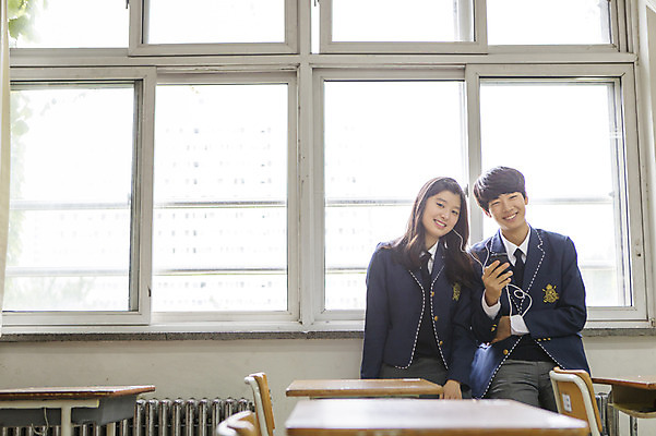 포토 JPG 주간 학생 여학생 여자 남자 남학생 교실 학교 청소년 고등학생 함께함 실내 웃음 사람 상반신 두명 앞모습 10대 음악감상 십대만 국내포토 자연요소 교육 뷰포인트 컨셉 표정 내부 감상 파일형식