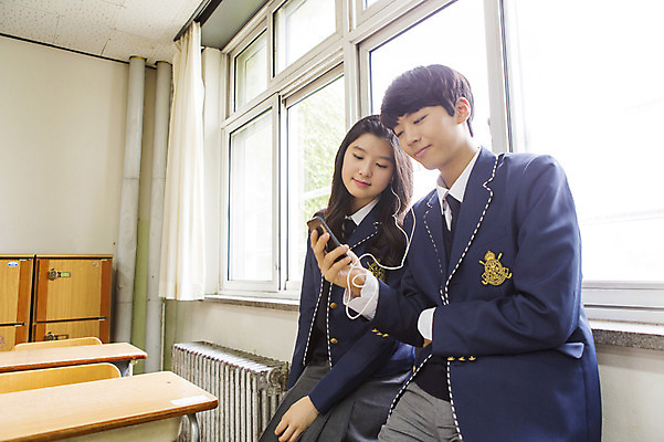 포토 JPG 주간 학생 여학생 여자 남자 교복 남학생 교실 학교 청소년 고등학생 함께함 실내 사람 동양인 상반신 두명 10대 음악감상 한국인 십대만 국내포토 자연요소 옷 교육 컨셉 인종 내부 감상 파일형식