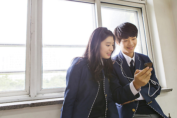 포토 JPG 주간 학생 여학생 여자 남자 교복 남학생 교실 학교 청소년 고등학생 함께함 실내 웃음 사람 동양인 상반신 두명 10대 음악감상 한국인 십대만 국내포토 자연요소 옷 교육 컨셉 표정 인종 내부 감상 파일형식