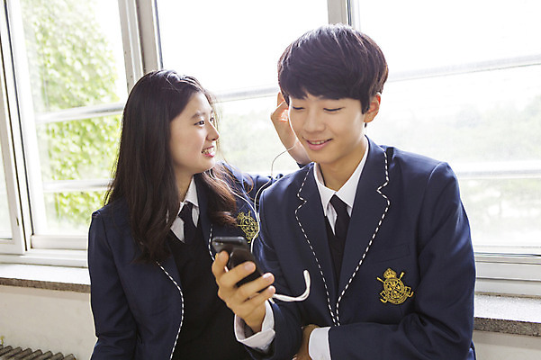 포토 JPG 주간 학생 여학생 여자 남자 교복 남학생 교실 학교 청소년 고등학생 함께함 실내 사람 동양인 상반신 두명 10대 음악감상 한국인 십대만 국내포토 자연요소 옷 교육 컨셉 인종 내부 감상 파일형식