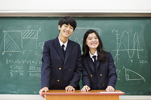 포토 JPG 학생 여학생 여자 남자 교복 남학생 교실 학교 청소년 고등학생 함께함 실내 웃음 사람 동양인 상반신 두명 앞모습 10대 칠판 한국인 단상 십대만 국내포토 옷 교육 뷰포인트 컨셉 표정 인종 내부 파일형식