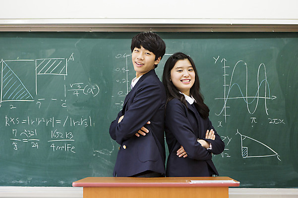 포토 JPG 학생 여학생 여자 남자 남학생 교실 학교 청소년 고등학생 함께함 실내 웃음 사람 동양인 상반신 두명 옆모습 10대 팔짱 칠판 한국인 등맞대기 단상 십대만 국내포토 교육 뷰포인트 컨셉 모션 표정 인종 내부 파일형식