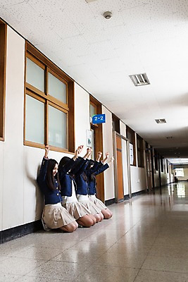 포토 JPG 주간 학생 여학생 여자 교복 학교 청소년 고등학생 함께함 실내 사람 동양인 여러명 상반신 10대 손들기 한국인 복도 무릎꿇기 벌서기 여자만 십대만 십대여자만 국내포토 자연요소 옷 교육 다수 컨셉 모션 인종 내부 체벌 파일형식