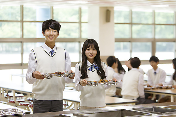 포토 JPG 주간 학생 여학생 여자 남자 교복 남학생 학교 청소년 고등학생 함께함 실내 서기 웃음 들기 사람 동양인 여러명 상반신 아웃포커스 10대 식사 한국인 식판 점심식사 급식 십대만 국내포토 자연요소 옷 교육 다수 컨셉 모션 촬영기법 표정 인종 내부 파일형식