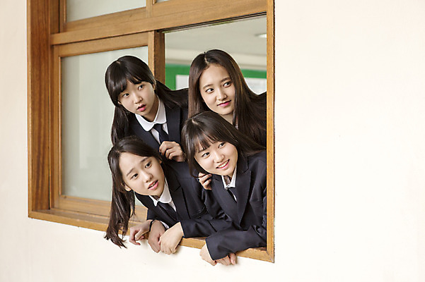 포토 JPG 학생 여학생 여자 교복 창문 학교 청소년 고등학생 함께함 실내 사람 동양인 여러명 상반신 10대 친구 한국인 여자만 십대만 십대여자만 국내포토 옷 교육 다수 컨셉 관계 인종 내부 파일형식