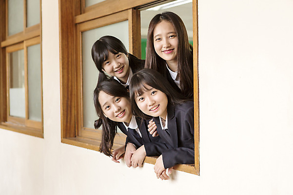 포토 JPG 학생 여학생 여자 교복 창문 학교 청소년 고등학생 함께함 실내 웃음 사람 동양인 여러명 상반신 10대 친구 한국인 여자만 십대만 십대여자만 국내포토 옷 교육 다수 컨셉 관계 표정 인종 내부 파일형식