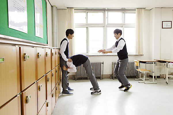 포토 JPG 주간 전신 학생 남자 교복 남학생 엎드리기 교실 학교 청소년 놀이 고등학생 함께함 실내 서기 사람 동양인 옆모습 10대 세명 친구 한국인 말뚝박기 남자만 십대만 십대남자만 국내포토 자연요소 옷 교육 뷰포인트 컨셉 관계 모션 인종 내부 전통놀이 파일형식