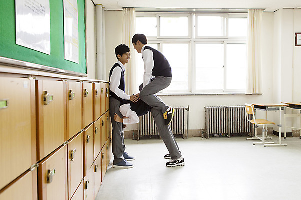 포토 JPG 주간 전신 학생 남자 교복 남학생 엎드리기 교실 학교 청소년 놀이 고등학생 함께함 실내 서기 웃음 사람 앉기 동양인 옆모습 10대 세명 친구 한국인 말뚝박기 남자만 십대만 십대남자만 국내포토 자연요소 옷 교육 뷰포인트 컨셉 관계 모션 표정 인종 내부 전통놀이 파일형식