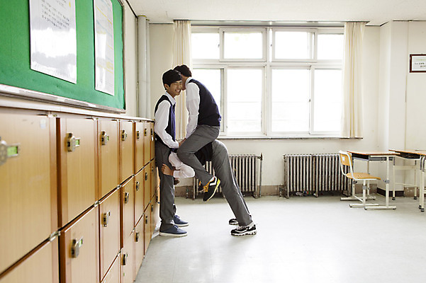 포토 JPG 주간 전신 학생 남자 교복 남학생 엎드리기 교실 학교 청소년 놀이 고등학생 함께함 실내 서기 웃음 사람 앉기 동양인 옆모습 10대 세명 친구 한국인 말뚝박기 남자만 십대만 십대남자만 국내포토 자연요소 옷 교육 뷰포인트 컨셉 관계 모션 표정 인종 내부 전통놀이 파일형식