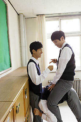 포토 JPG 주간 학생 남자 교복 남학생 엎드리기 교실 학교 청소년 놀이 고등학생 함께함 실내 서기 웃음 사람 앉기 동양인 상반신 옆모습 10대 세명 친구 한국인 가위바위보 말뚝박기 남자만 십대만 십대남자만 국내포토 자연요소 옷 교육 뷰포인트 컨셉 관계 모션 표정 인종 내부 전통놀이 파일형식