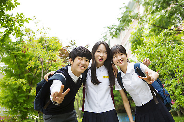 포토 JPG 주간 학생 여학생 여자 남자 교복 남학생 학교 청소년 고등학생 어깨동무 책가방 함께함 웃음 사람 동양인 손짓 상반신 야외 10대 세명 친구 한국인 입학 브이 교정 십대만 국내포토 자연요소 옷 교육 포즈 컨셉 가방 관계 모션 표정 인종 파일형식