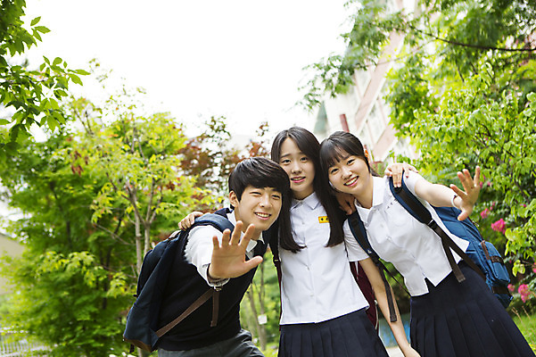 포토 JPG 주간 학생 여학생 여자 남자 교복 남학생 학교 청소년 고등학생 어깨동무 책가방 함께함 웃음 사람 동양인 손짓 상반신 야외 10대 세명 친구 한국인 입학 교정 십대만 국내포토 자연요소 옷 교육 포즈 컨셉 가방 관계 모션 표정 인종 파일형식