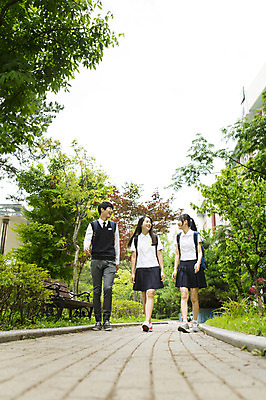 포토 JPG 주간 전신 학생 여학생 여자 남자 교복 남학생 학교 청소년 고등학생 책가방 함께함 서기 웃음 사람 동양인 야외 앞모습 10대 세명 친구 마주보기 걷기 한국인 입학 교정 십대만 국내포토 자연요소 옷 교육 뷰포인트 컨셉 가방 관계 모션 표정 인종 파일형식