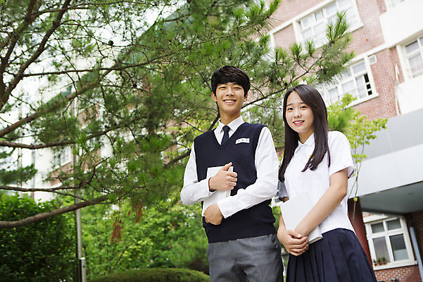 포토 JPG 주간 학생 여학생 여자 남자 교복 남학생 학교 청소년 고등학생 함께함 서기 웃음 들기 사람 동양인 상반신 야외 두명 10대 책 한국인 교정 십대만 국내포토 자연요소 옷 교육 컨셉 모션 표정 인종 파일형식