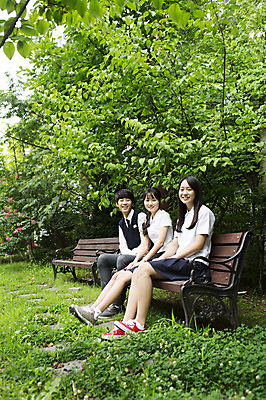 포토 JPG 주간 전신 학생 여학생 여자 남자 교복 남학생 벤치 학교 청소년 고등학생 함께함 웃음 사람 앉기 동양인 야외 10대 세명 친구 한국인 교정 십대만 국내포토 자연요소 옷 교육 컨셉 의자 관계 모션 표정 인종 파일형식