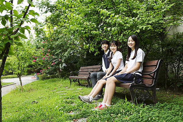 포토 JPG 주간 전신 학생 여학생 여자 남자 교복 남학생 벤치 학교 청소년 고등학생 함께함 웃음 사람 앉기 동양인 야외 10대 세명 친구 한국인 교정 십대만 국내포토 자연요소 옷 교육 컨셉 의자 관계 모션 표정 인종 파일형식