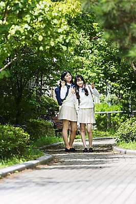포토 JPG 주간 전신 학생 여학생 여자 교복 학교 청소년 고등학생 책가방 함께함 서기 웃음 사람 동양인 손짓 야외 두명 앞모습 옆모습 10대 친구 한국인 입학 브이 등교 교정 여자만 십대만 십대여자만 국내포토 자연요소 옷 교육 뷰포인트 컨셉 가방 관계 모션 표정 인종 등하교 파일형식